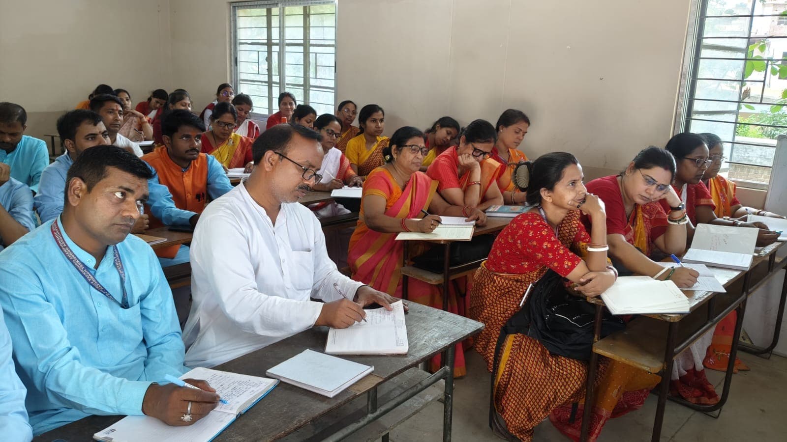 पंचपदी शिक्षण और इंग्लिश स्पोकन पर आचार्य बैठक, विभाग निरीक्षक ब्रजेश कुमार सिंह ने दिए गुणवत्तापूर्ण शिक्षण के मंत्र