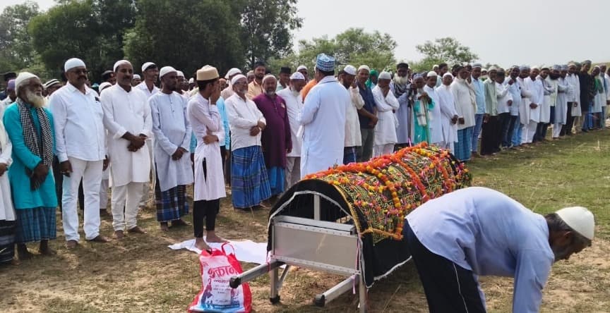 वार्ड सदस्य मो० सलामत की अम्मी शरीफन खातून का इंतकाल, डुमरियाडीह कब्रिस्तान में सुपुर्द-ए-खाक