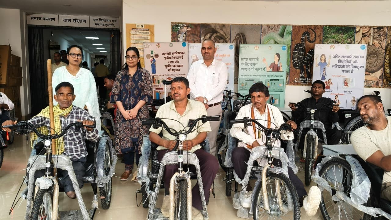 हजारीबाग में 25 दिव्यांगों को मिली बैटरी चालित ट्राईसाइकिल