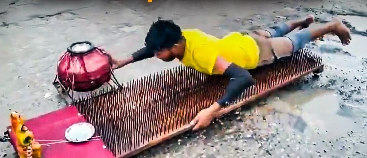 कीलों की शैय्या पर लेटकर कांवड़ यात्रा, अलीगढ़ में अनोखी भक्ति