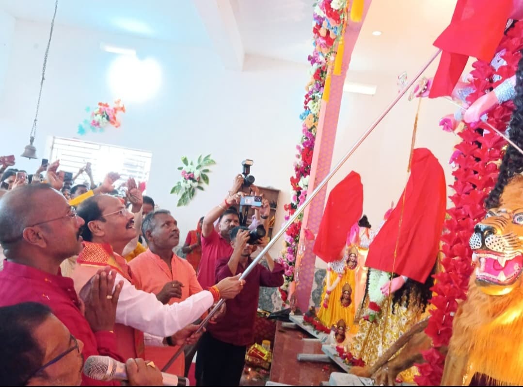 पड़ाव दुर्गा मंदिर में खुला मां दुर्गा का पट, पूर्व सीएम रघुवर दास ने की पूजा अर्चना
