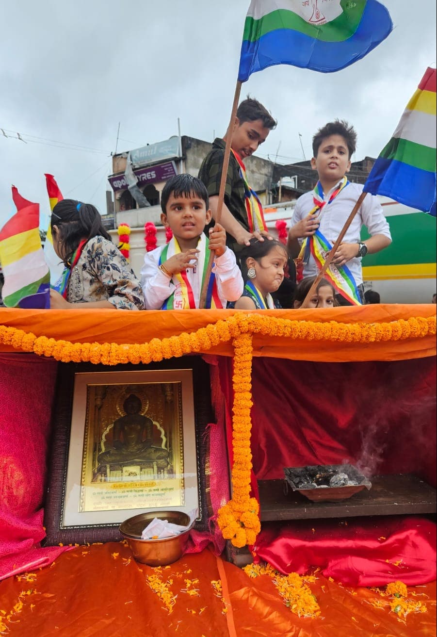 चौपारण में जैन समाज ने मनाया पर्युषण पर्व, गाजे-बाजे के साथ निकली भगवान की रथ यात्रा