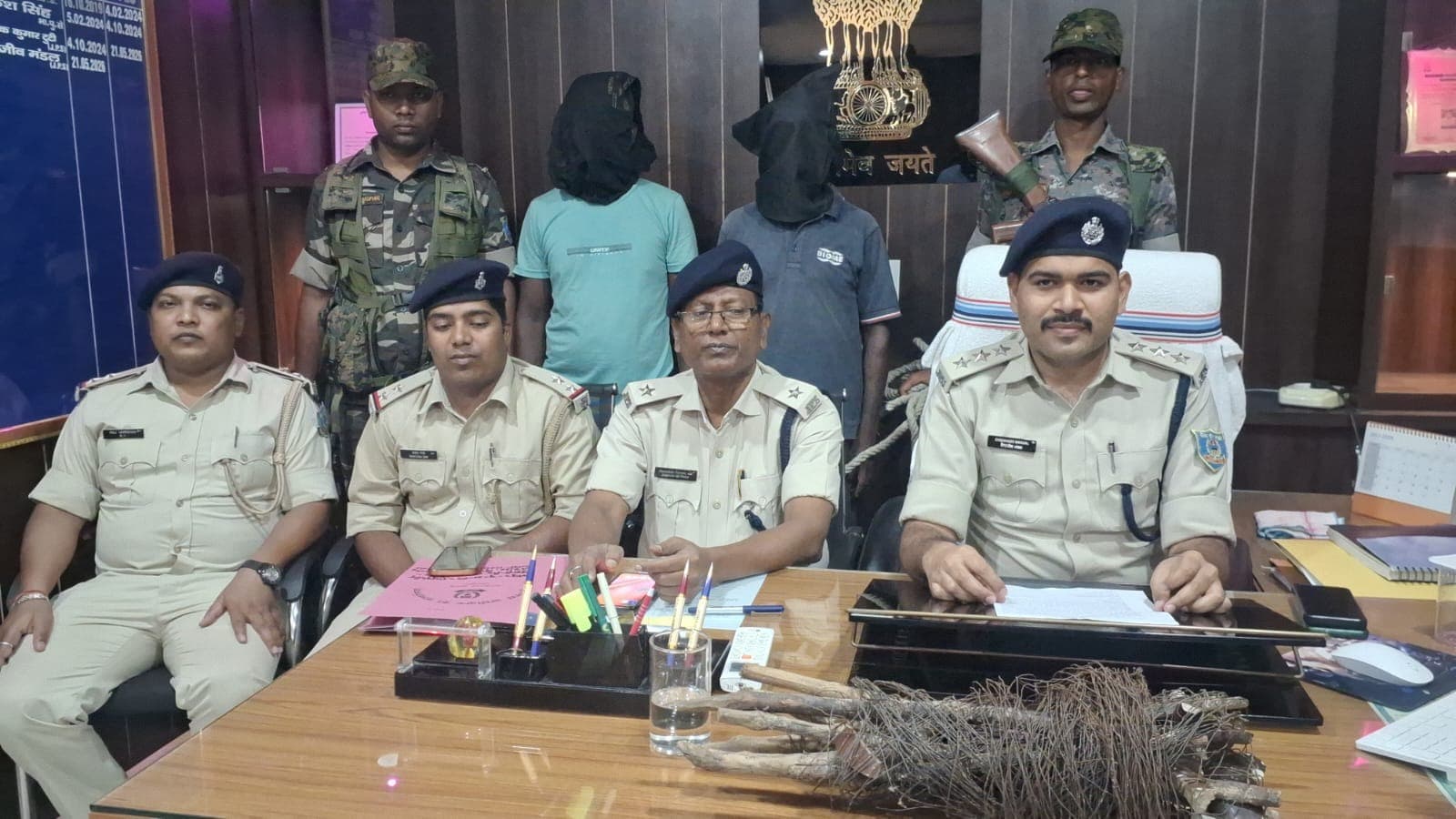 अवैध बिजली तार की चपेट में आने से युवक की मौत, साक्ष्य छिपाने के लिए शव को बालू में दफनाया; दो गिरफ्तार