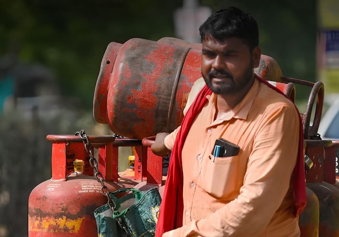 महंगाई का एक और झटका  रसोई गैस 29 रुपये महंगी