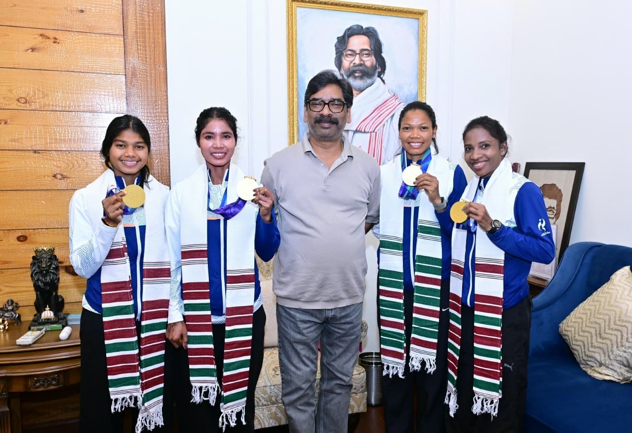 हेमंत सोरेन से मिलीं स्वर्ण विजेता झारखंडी हॉकी खिलाड़ी बेटियां
