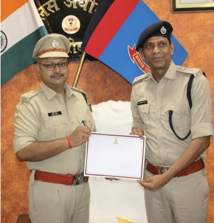 बरही : बैंक लूट कांड के सफल उद्भेदन के लिए एसडीपीओ, थाना प्रभारी एवं निवर्तमान सर्किल इंस्पेक्टर हुए सम्मानित