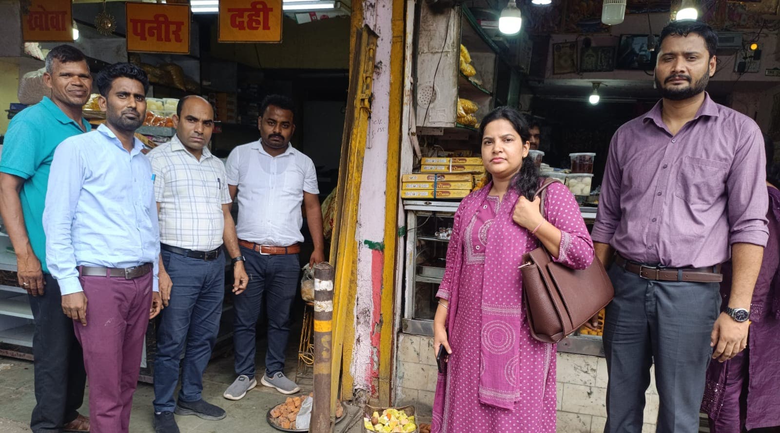 हजारीबाग में खाद्य सुरक्षा टीम की बड़ी कार्रवाई, 25 किलो बासी और फफूंद लगी मिठाई नष्ट
