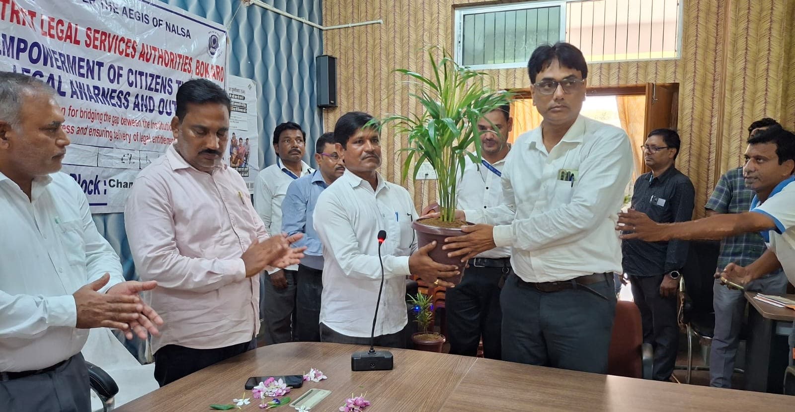 चंदनकियारी में लीगल एम्पावरमेंट कैंप का आयोजन, महिला समूहों व लाभुकों के बीच बांटी गई परिसंपत्तियां