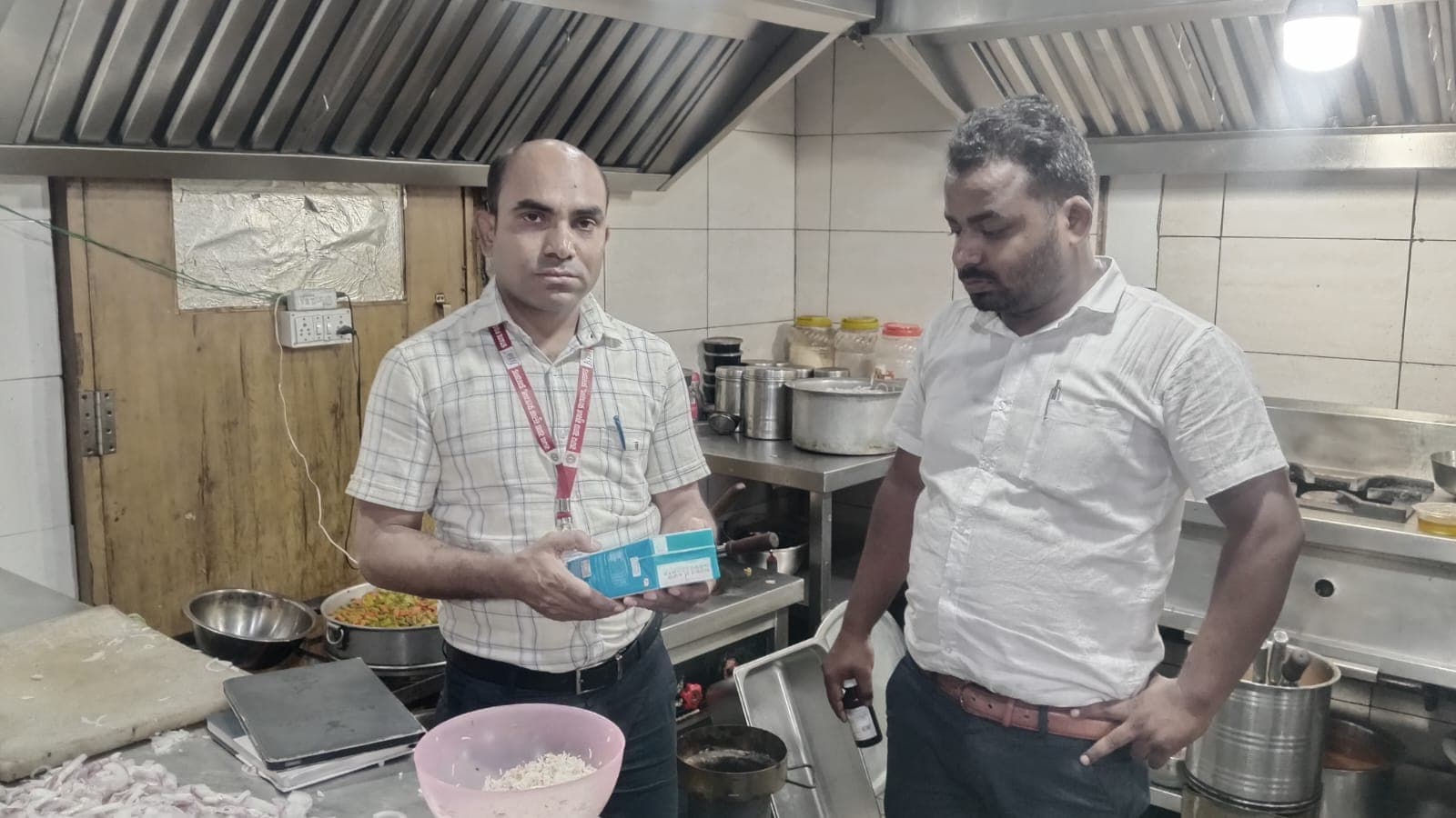 खाद्य सुरक्षा विभाग की छापेमारी, कई प्रतिष्ठानों में मिली कमियां, 14 दिनों में सुधार के निर्देश