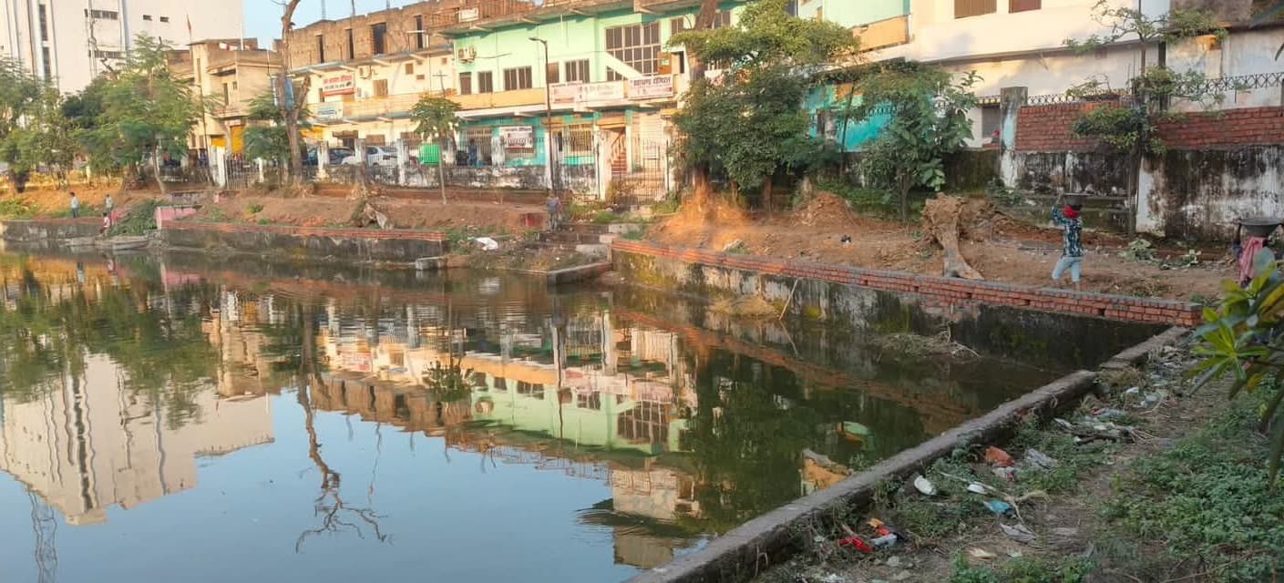 छठ तालाब के सौंदर्यीकरण पर उठे गंभीर सवाल, ऊंची दीवार बनी विवाद का केंद्र