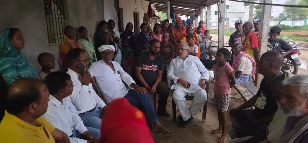बिजली करंट से हुई युवक की मौत, शोकाकुल परिवार से मिले बरही विधायक मनोज कुमार यादव