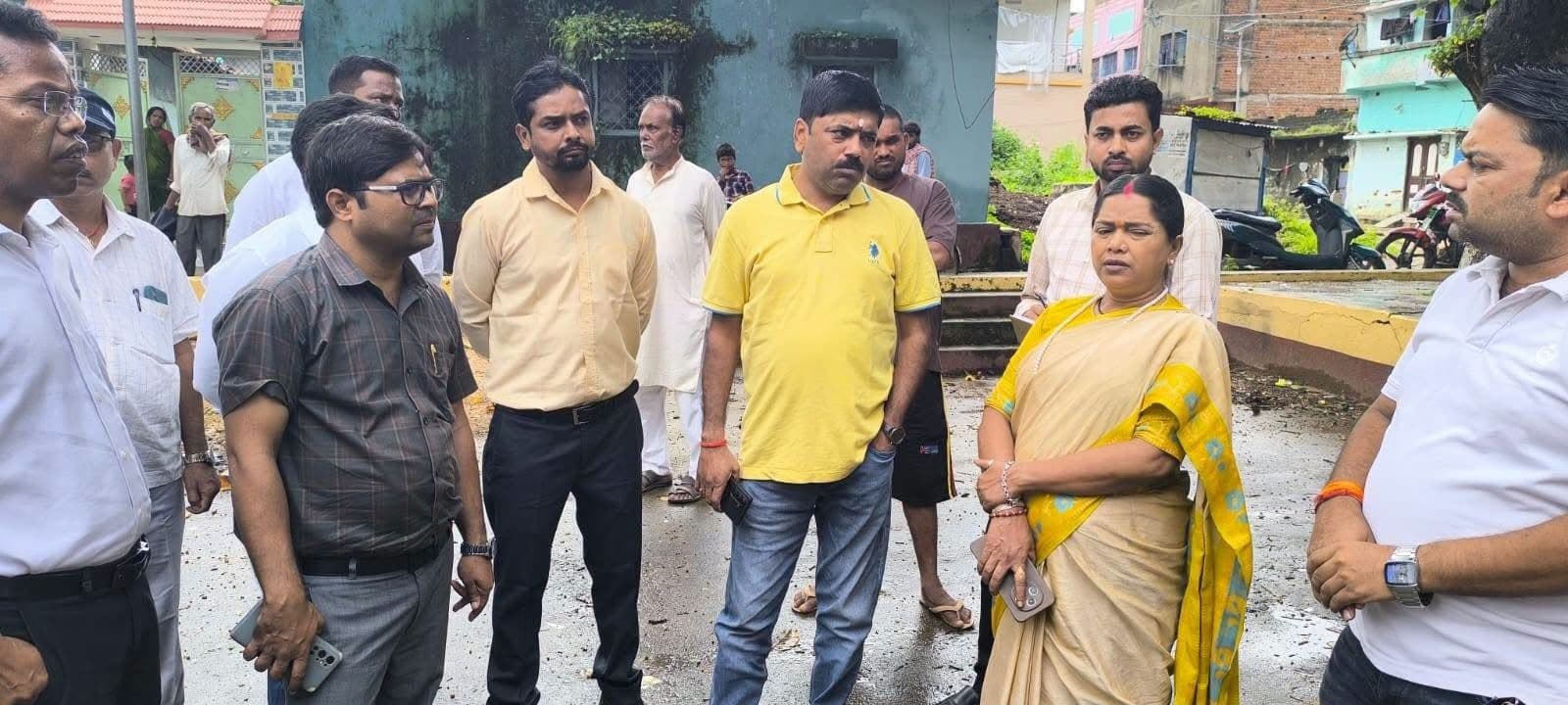 दुर्गा पूजा सहित विभिन्न त्योहारों के मद्देनजर महापौर प्रमिला मेहरा ने विभिन्न पूजा पंडालों का किया निरीक्षण