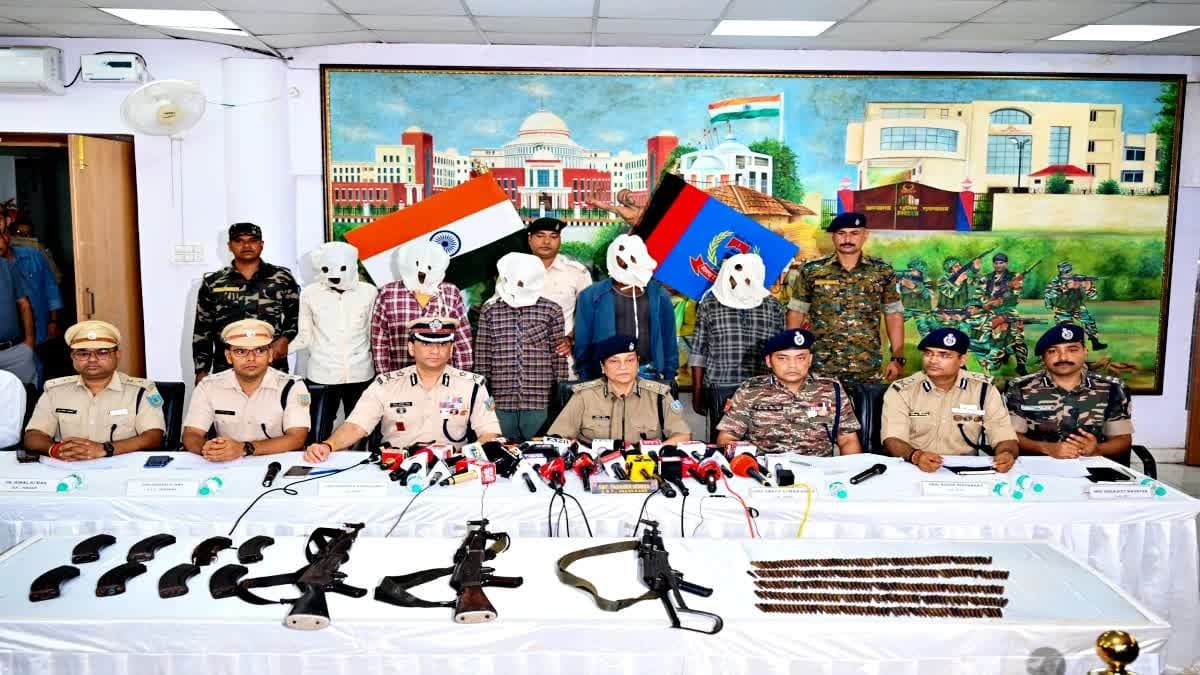 झारखंड में नक्सलियों के खिलाफ अभियान तेज, विभिन्न इलाकों से भारी मात्रा में हथियार बरामद