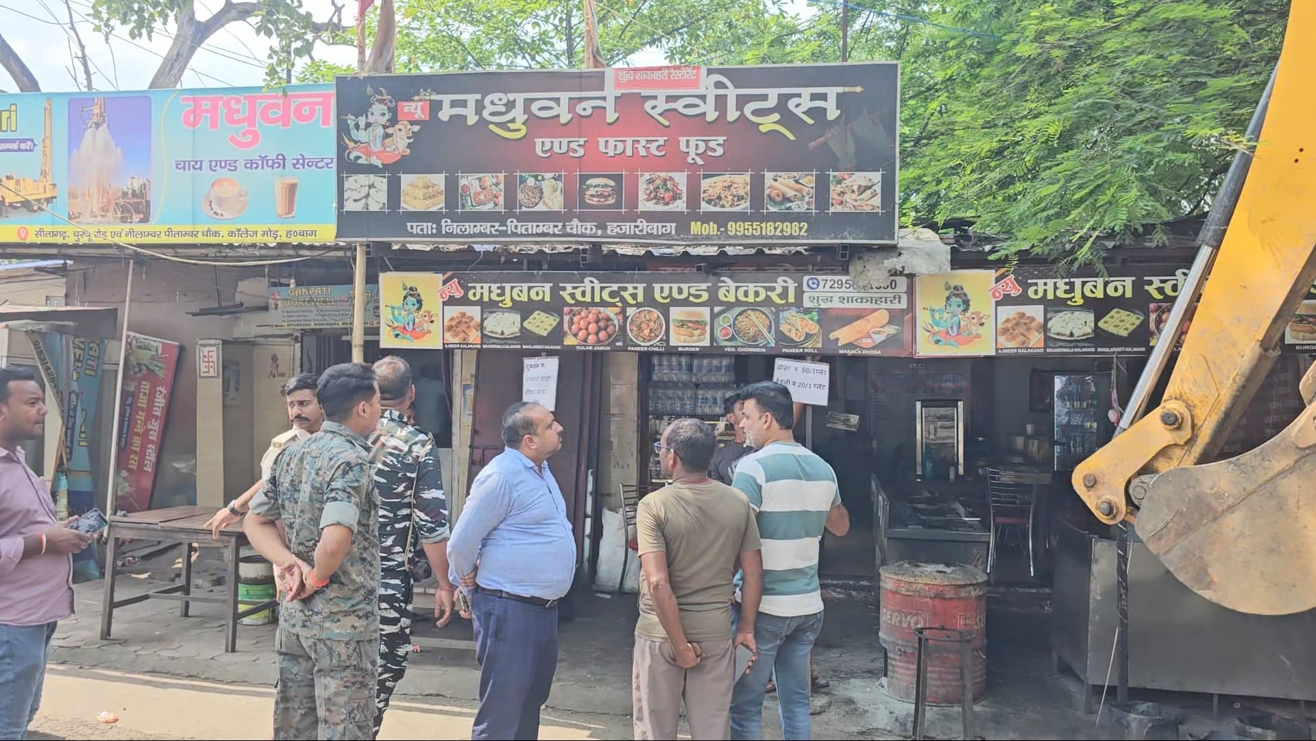 अतिक्रमण मुक्त कराने पहुंचे सदर अंचलाधिकारी , विधायक के हस्तक्षेप पर कागजात प्रस्तुत करने के लिए मिला एक दिन का समय