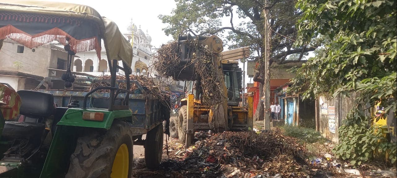 दुर्गा पूजा को लेकर भुरकुंडा में सफाई अभियान तेज, जेसीबी से उठाया जा रहा कचरा