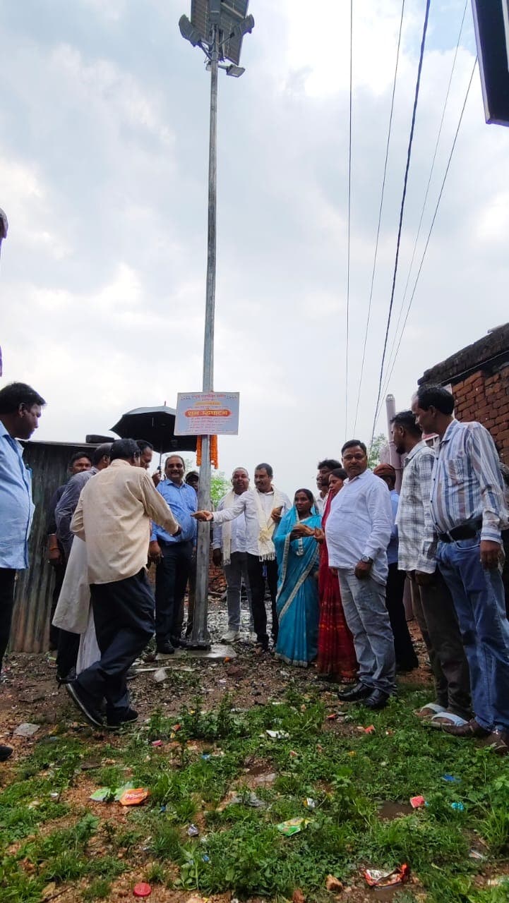 सीसीएल की पहल से रोशन हुआ 14 माइल चौक, सोलर हाई मास्ट लाइट का उद्घाटन