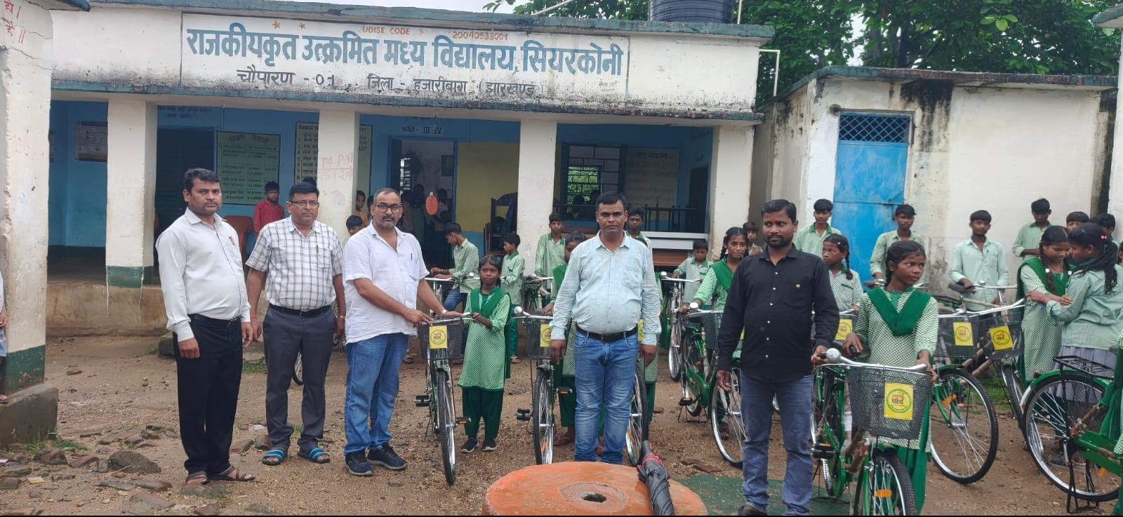 मुखिया प्रतिनिधि ने छात्र-छात्राओं के बिच किया साइकिल वितरण