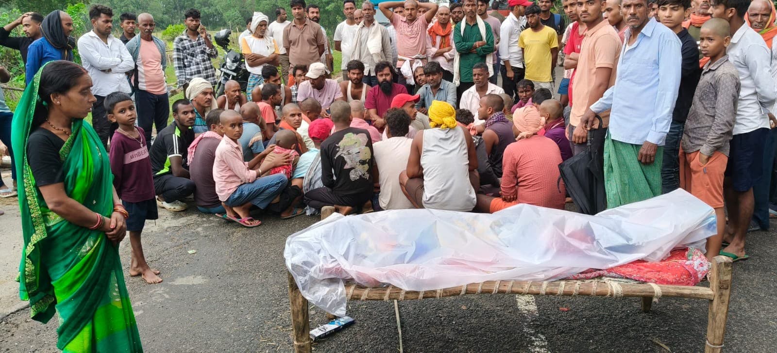 तेज रफ़्तार बाइक की टक्कर से छोटे लाल की मौत, लोगों ने किया सड़क जाम