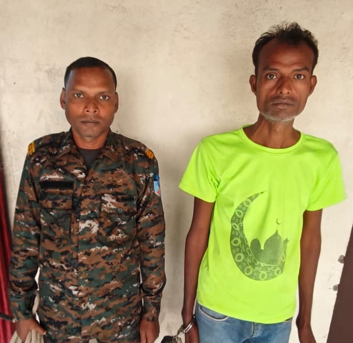 फरार वारंटी अकबर हुसैन गिरफ्तार, न्यायिक हिरासत में भेजे गये
