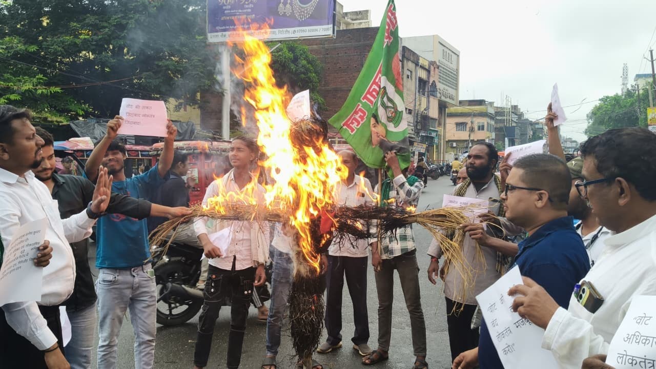 राजद ने मुख्य चुनाव आयुक्त ज्ञानेश कुमार के खिलाफ किया प्रदर्शन, फूंका पुतला