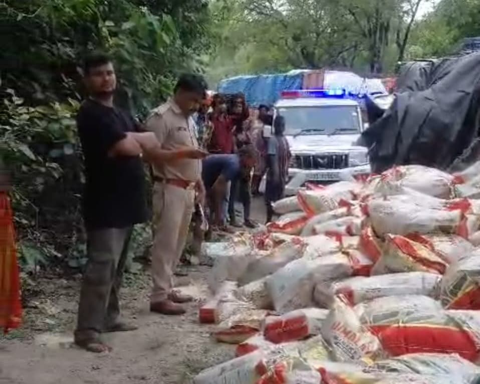 कोडरमा घाटी में ब्रेक फेल होने से चावल लदा ट्रक पलटा, चालक-उपचालक घायल