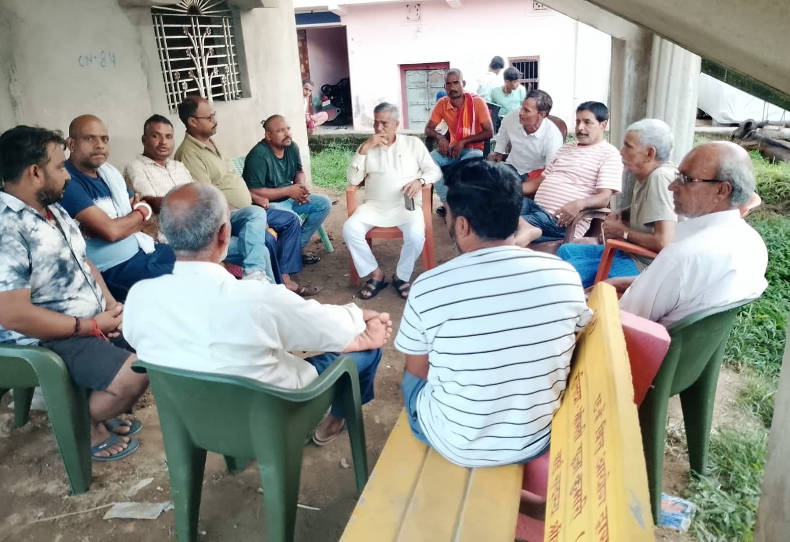 सड़क हादसे में रंजन की मौत से परिवार पर टूटा दुखों का पहाड़, उमाशंकर अकेला ने बंधाया ढांढस