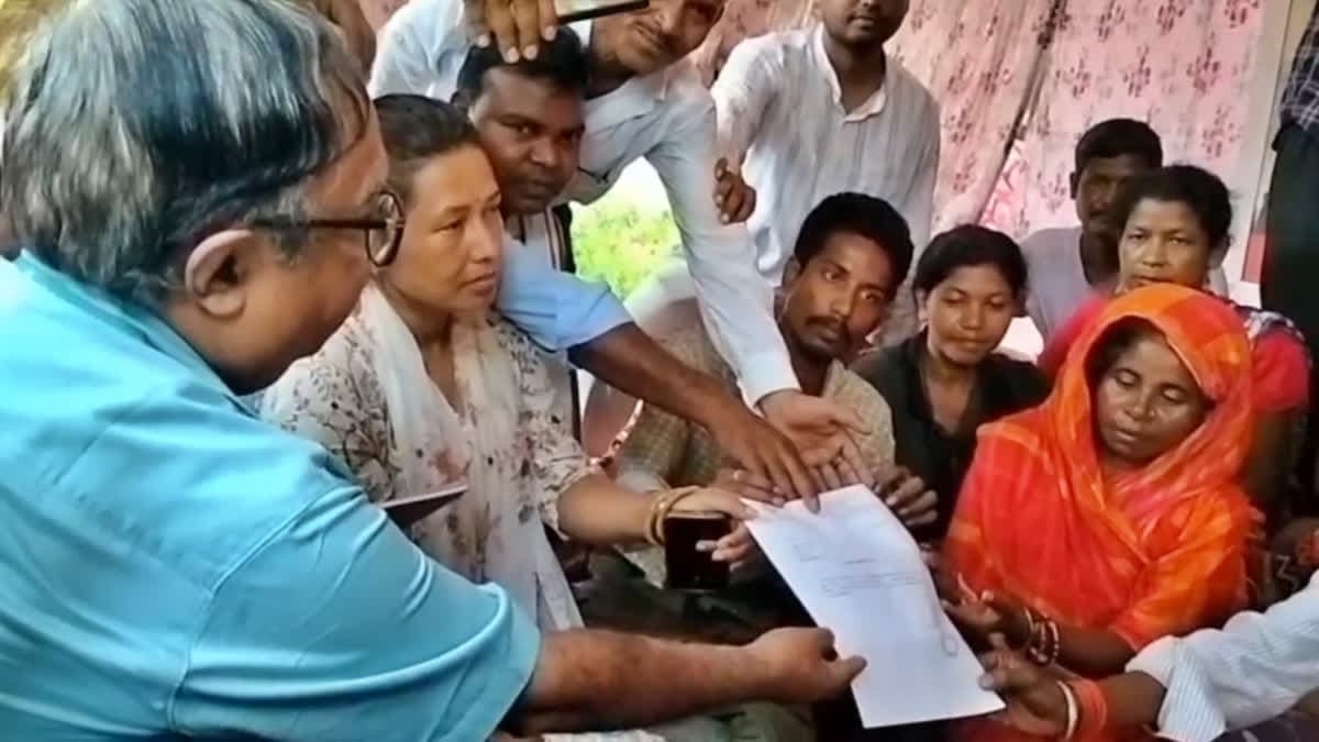 बोकारो डीसी ने जूस पिलाकर आदिवासी परिवार का अनशन तुड़वाया, मांगों के समाधान का दिया भरोसा