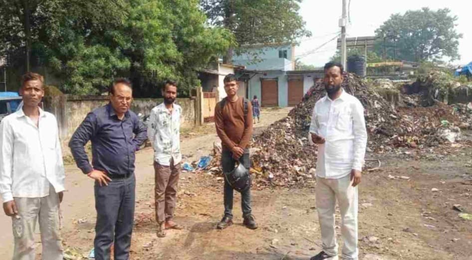 दुर्गा पूजा को लेकर भुरकुंडा में सफाई अभियान तेज, जेसीबी से उठाया जा रहा कचरा