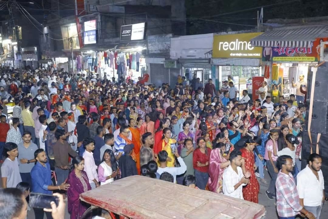 भव्य शोभायात्रा के साथ मां दुर्गा को दी गई भावभीनी विदाई