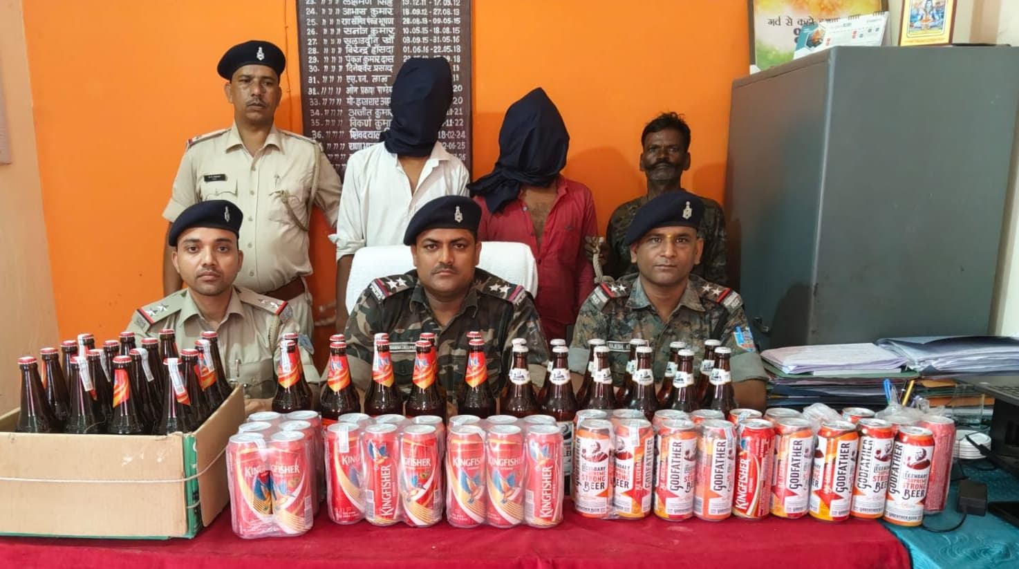 किराना दुकानों की आड़ में बिक रही थी बीयर, दो गिरफ्तार