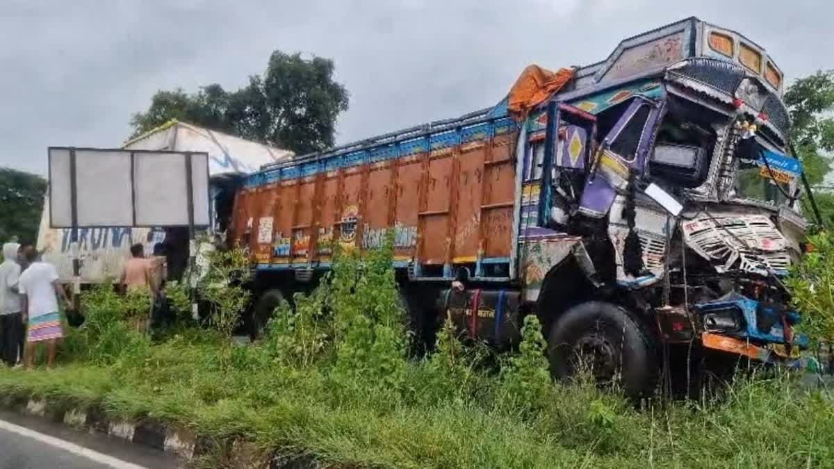 दो ट्रकों की टक्कर में चालक घायल, रांची-जमशेदपुर हाईवे पर हादसा
