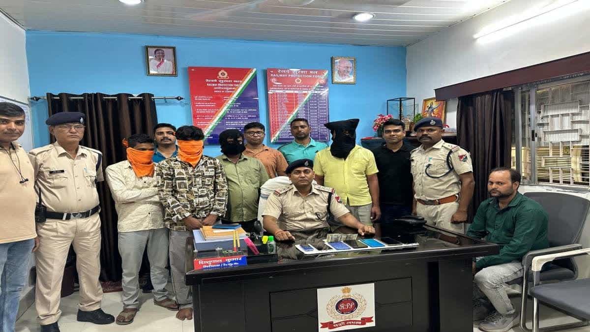 रांची रेलवे स्टेशन पर फर्जी टीटीई बनकर यात्रियों से ठगी करने वाले गिरोह का भंडाफोड़, चार आरोपी गिरफ्तार