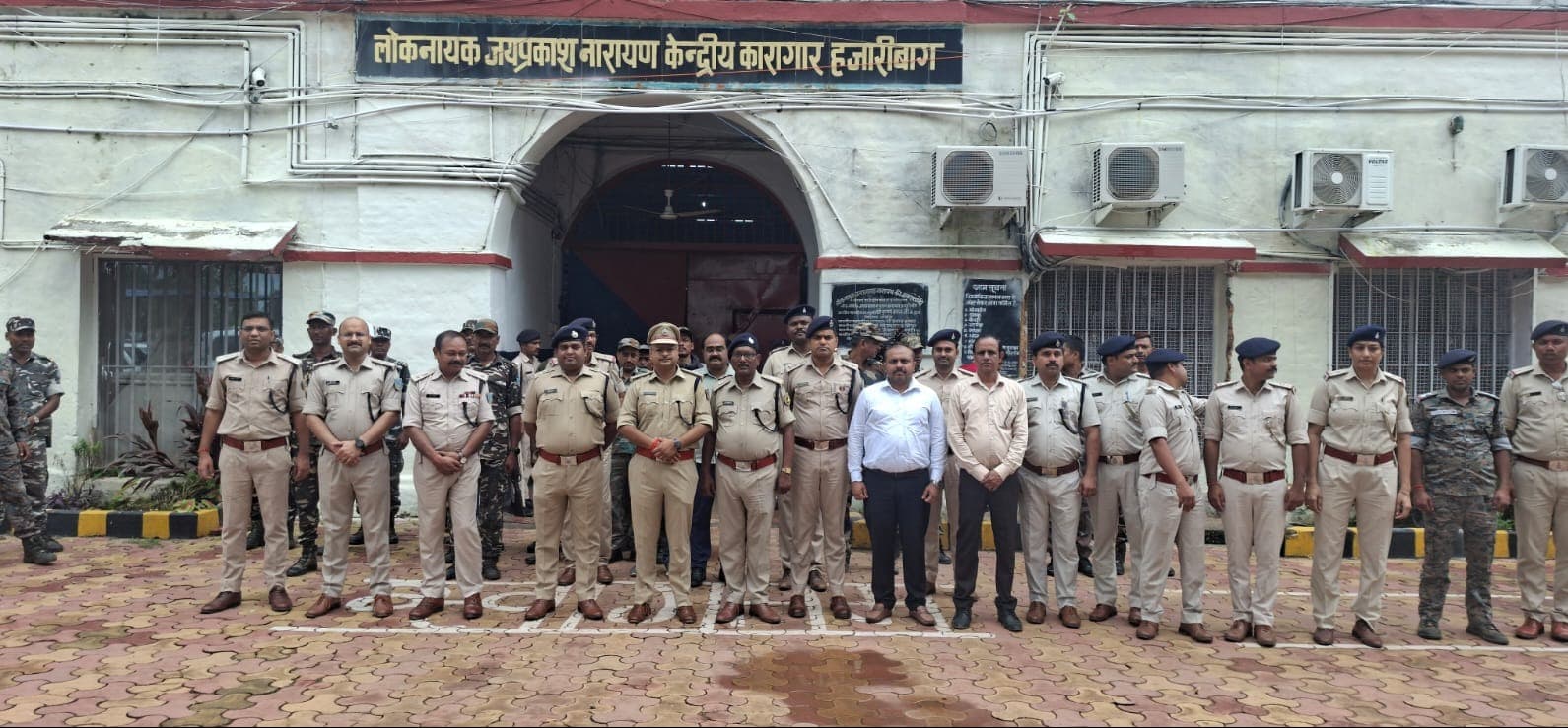 हजारीबाग केंद्रीय कारागार में एसपी की औचक छापेमारी, सुरक्षा व्यवस्था का लिया जायजा