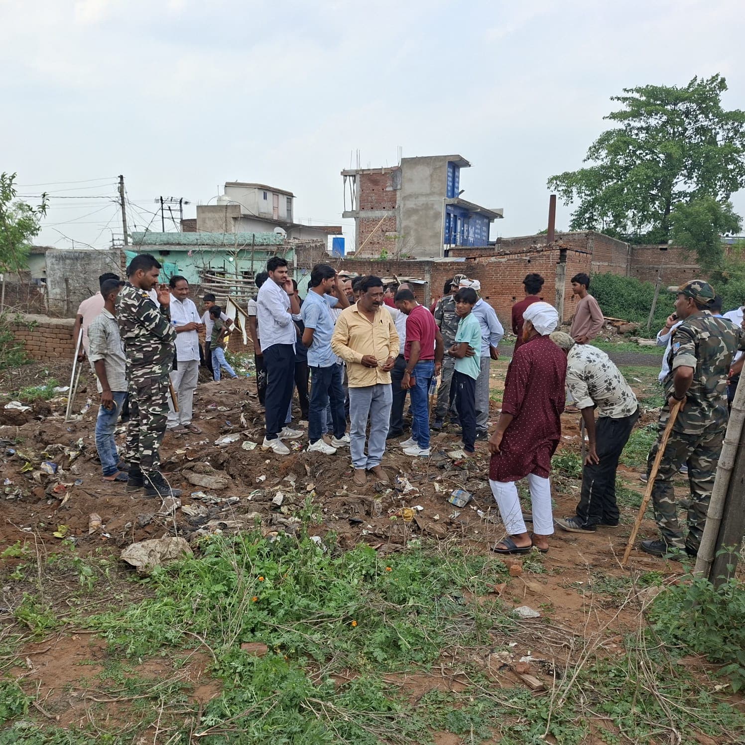 कोनरा में हाईटेंशन पोल (टावर) लगाने का ग्रामीणों ने किया विरोध, बिना मुआवजा दिए टावर लगाने का आरोप, काम रुका