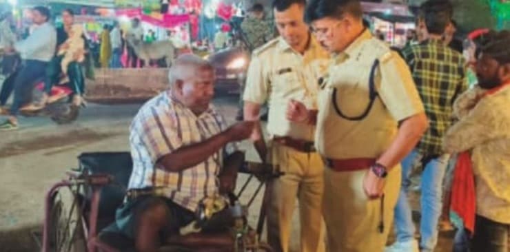 बरही एसडीपीओ राधा प्रेम किशोर ने पेश की मानवता की मिसाल, विजयादशमी मेले में बुजुर्ग दिव्यांग को दिया त्योहार का तोहफा, यातायात व्यवस्था संभालने खुद सड