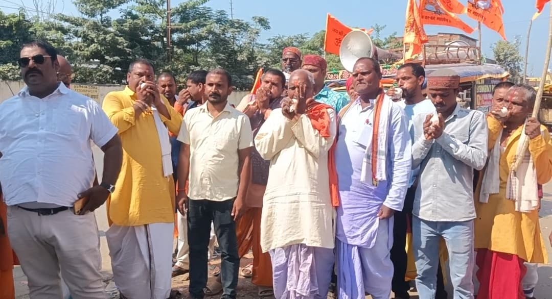 दुर्गा पूजा में स्थानीय ब्राह्मणों की अनदेखी पर भड़का आक्रोश, समिति के खिलाफ प्रदर्शन