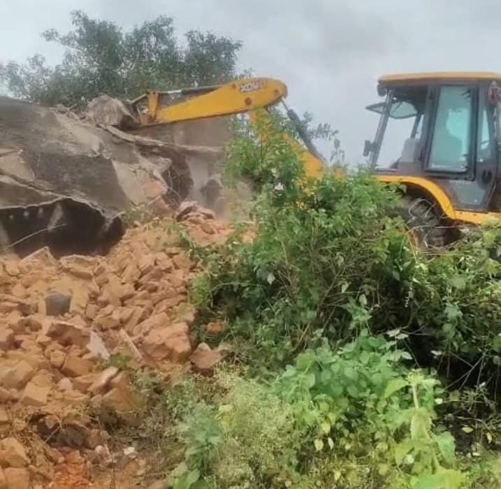 तोपा कोलियरी विस्तार को लेकर प्रशासन ने की कार्रवाई, जेसीबी से मकान ध्वस्त