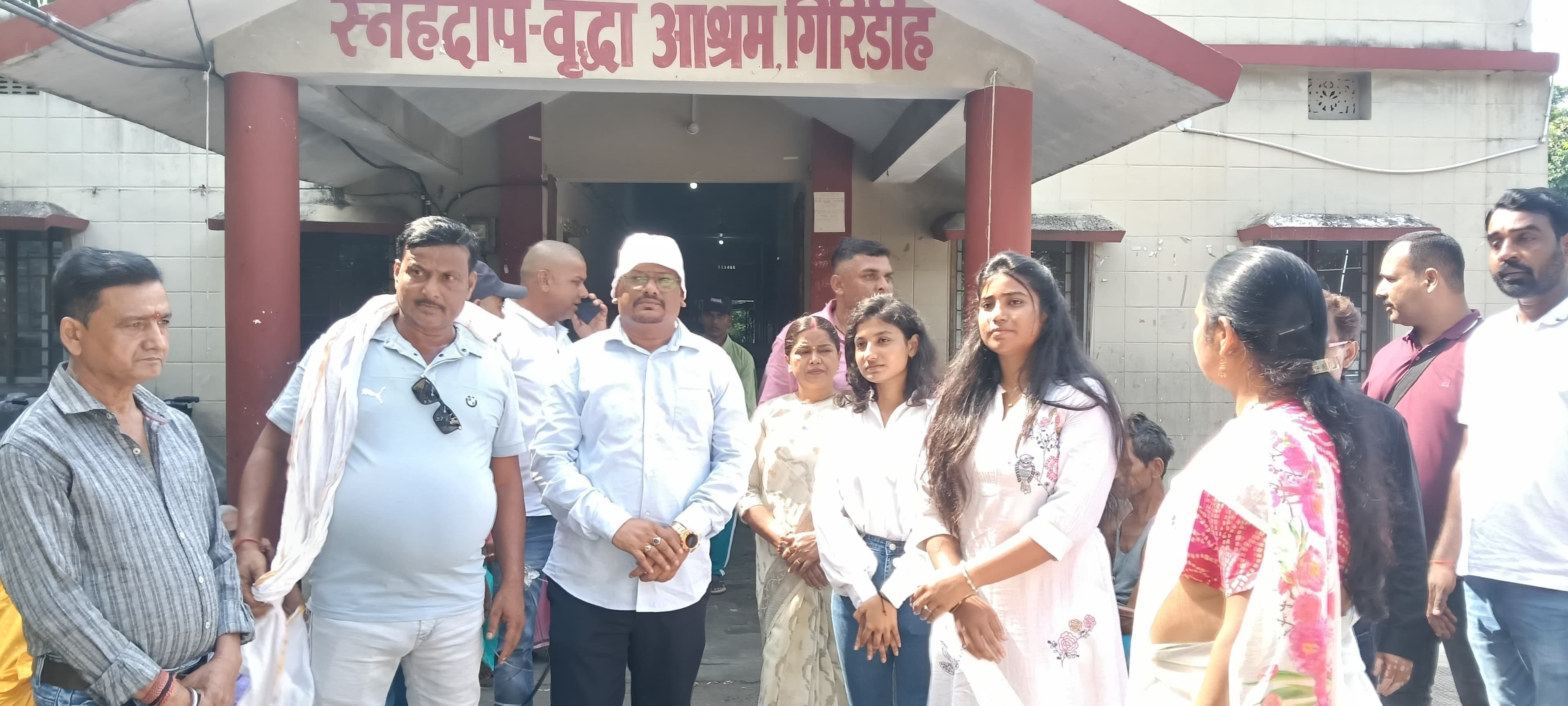पिता की कमी का दर्द समेटे  सेवा के जरिए बेटियों ने दी श्रद्धांजलि 