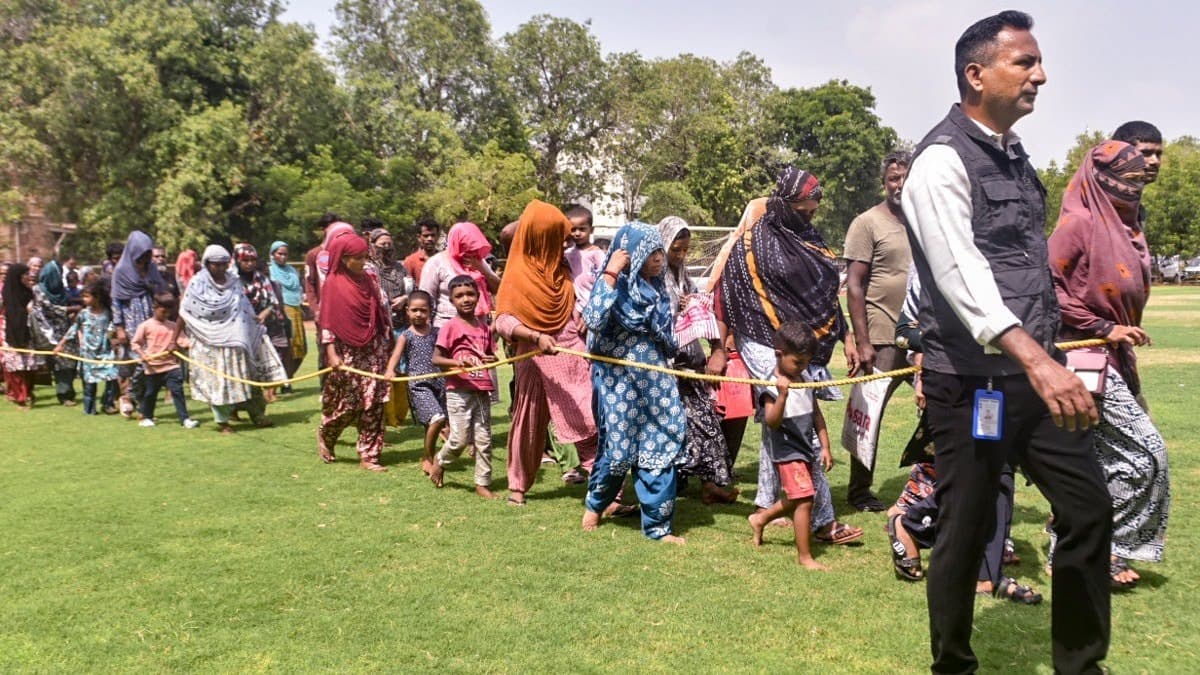 बांग्लादेशी घुसपैठियों की वापसी पर सीमा पर बढ़ा तनाव, कई जगह आमने-सामने आए BSF और BGB