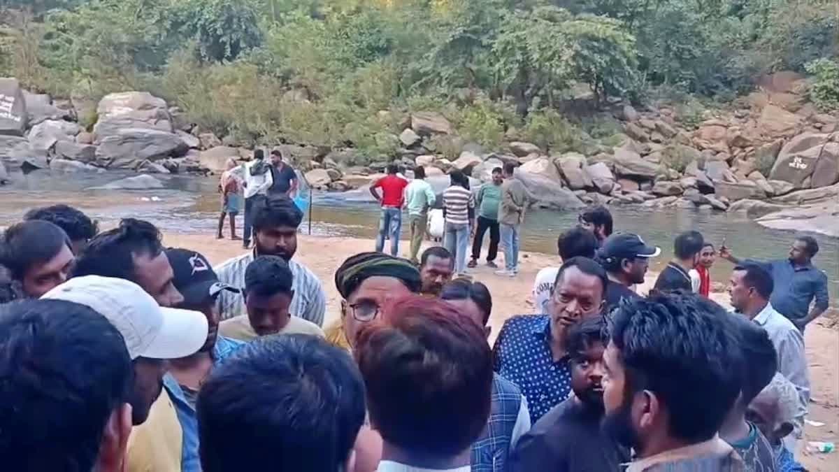 लातेहार के डाटम-पाटम फॉल में नहाने के दौरान दो युवक डूबे, तलाश जारी