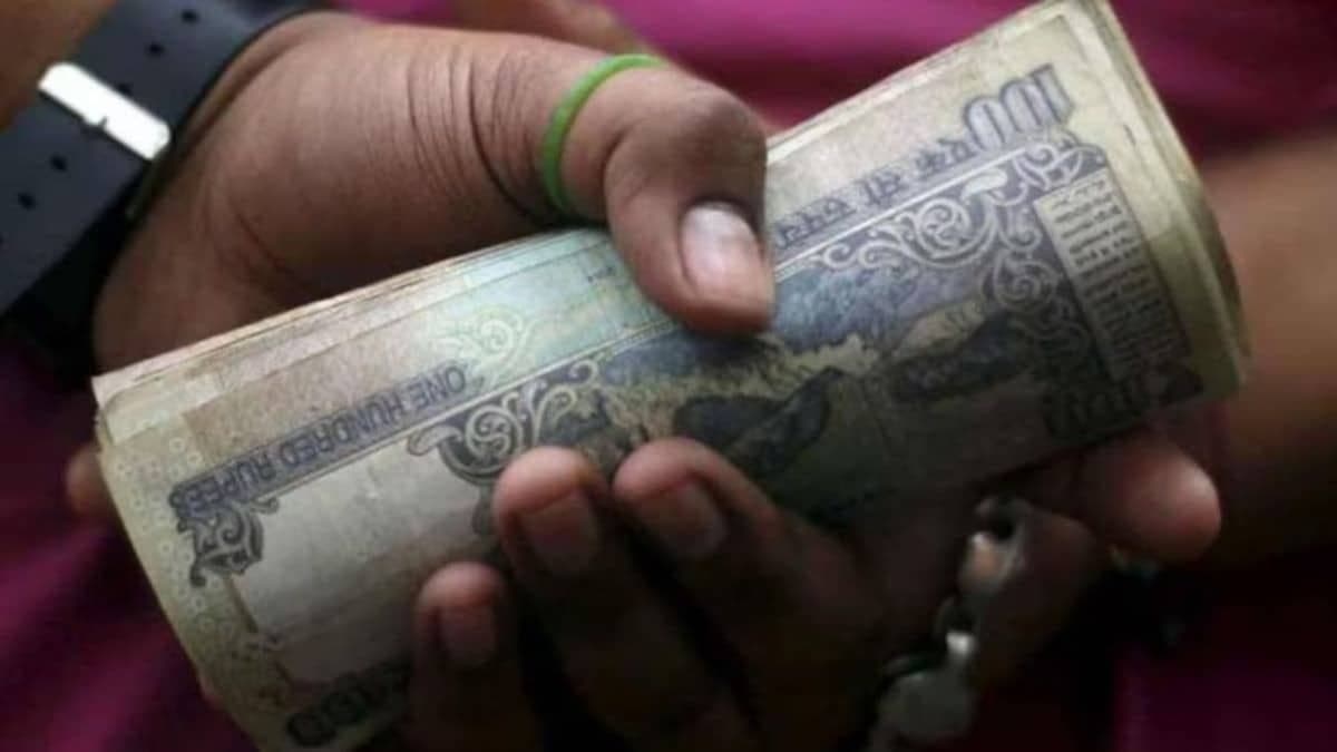 मुंबई में रिश्वत लेते BMC के जूनियर इंजीनियर और कर्मचारी गिरफ्तार, 2.78 लाख रुपये नकद बरामद