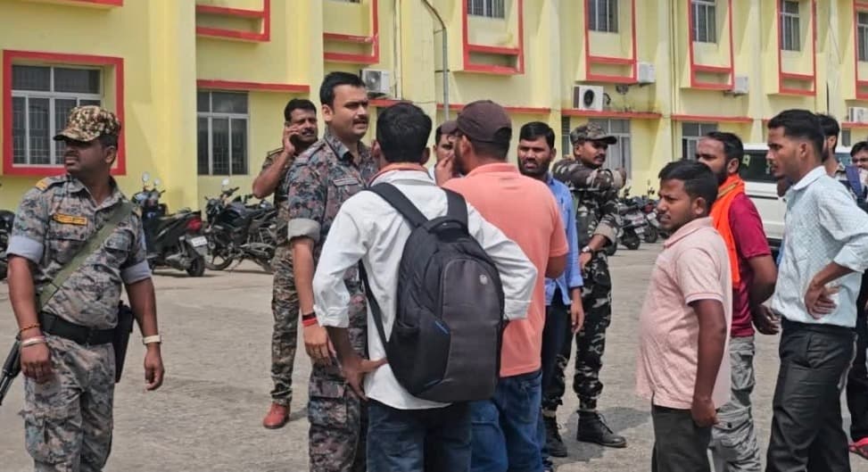 हजारीबाग में छात्रों को रांची जाने से रोका गया, रेलवे स्टेशन और बस अड्डे पर पुलिस का पहरा; विधानसभा घेराव को लेकर बढ़ी निगरानी
