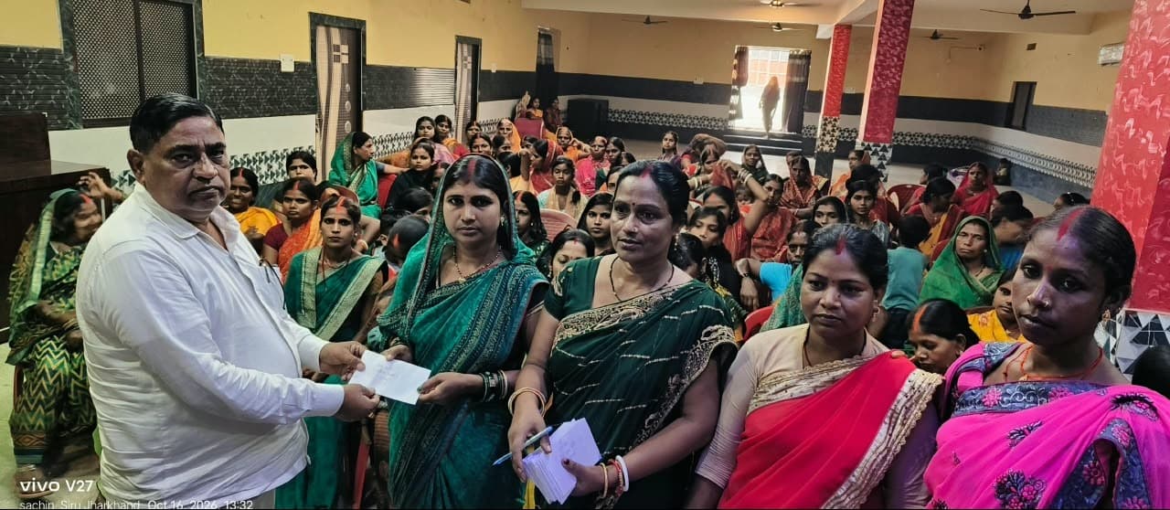 दुर्गा पूजा को लेकर उज्ज्वला फाउंडेशन के 115 सदस्यों के बीच बचत राशि का वितरण