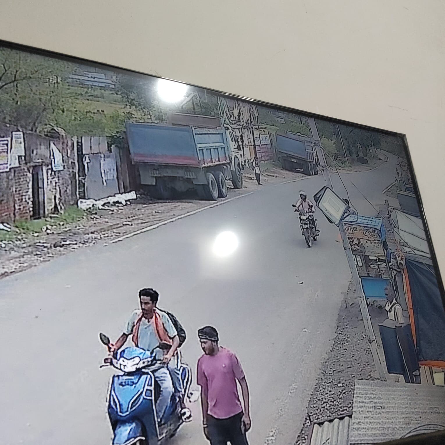 झपटमारों का कहर जारी : शंकरपुर चौक पर छात्रा से मोबाइल झपटकर फरार हुए बदमाश, घटना सीसीटीवी में कैद