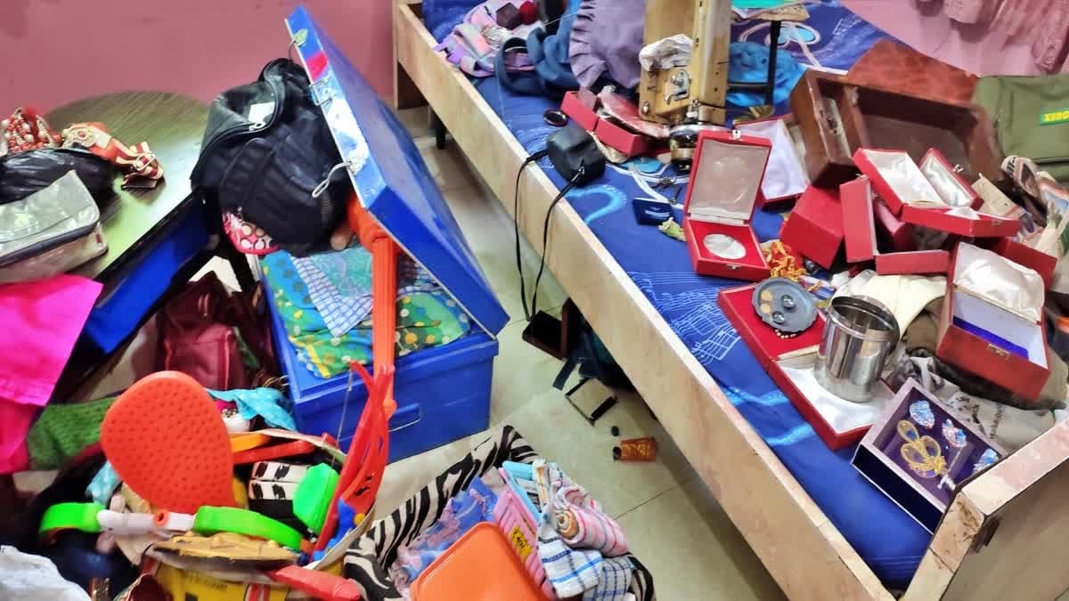 खिड़की का ग्रिल खोलकर घर में घुसे चोर, 25 लाख के जेवरात चोरी