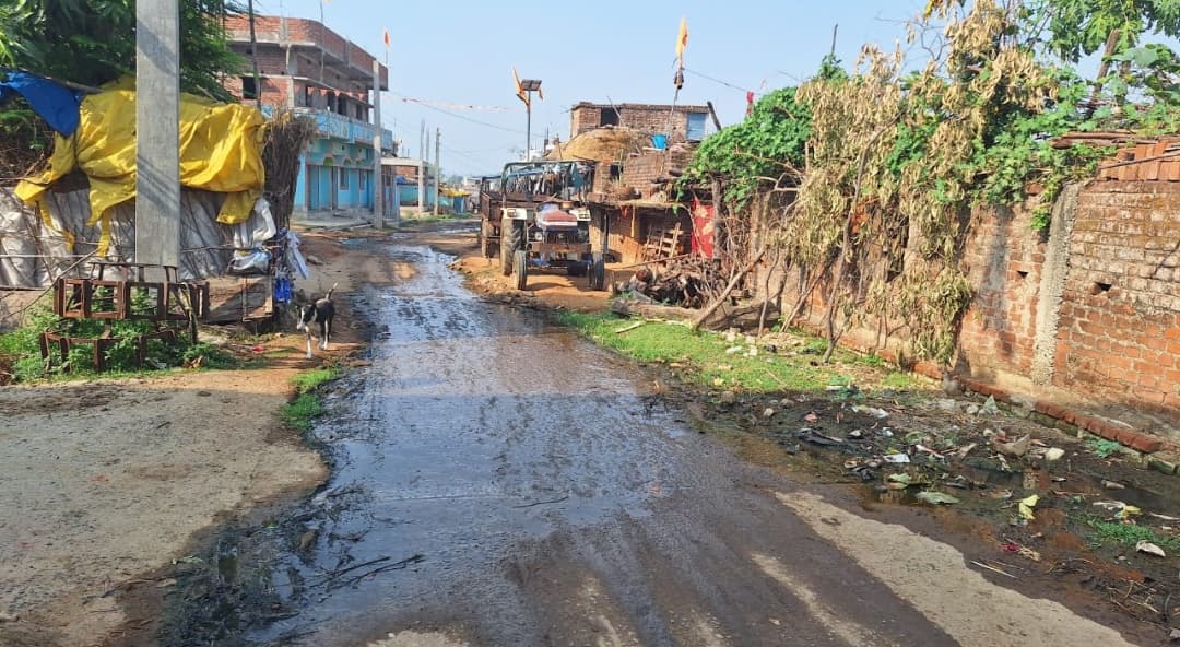 जनप्रतिनिधियों की उदासीनता के कारण सड़कों पर बह रहा है नाली का पानी