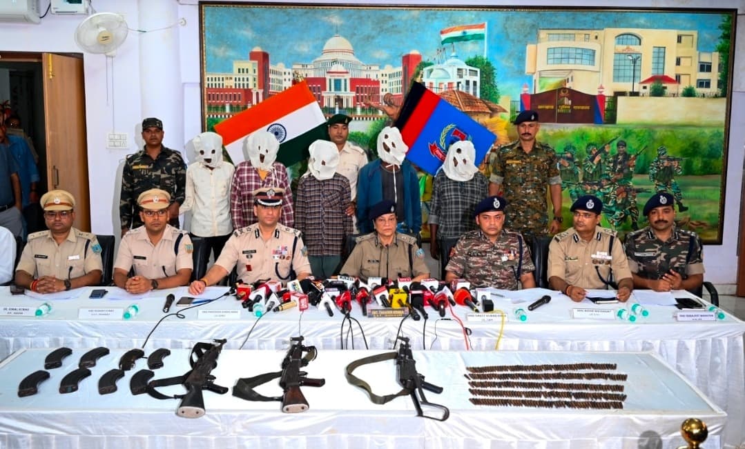 कभी जहां गूंजते थे बम धमाके अब वे बम हो रहे बेकार, सारंडा में खुद निष्क्रिय हो रहे पुराने IED