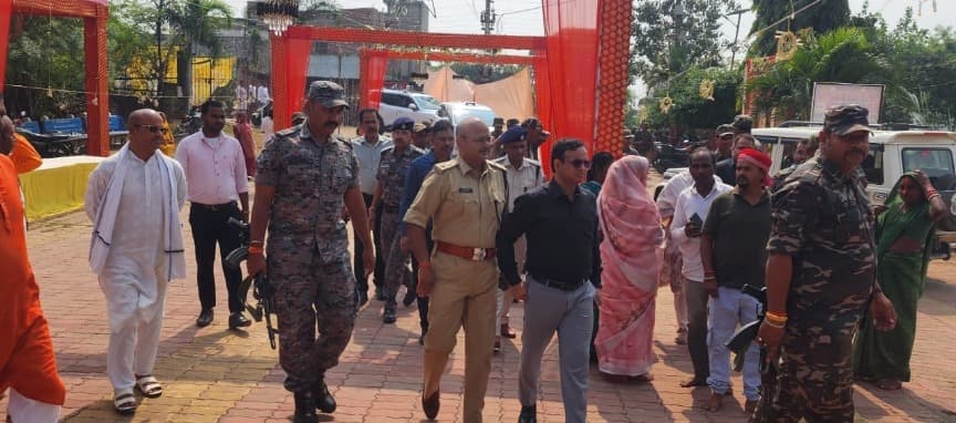 बरही : उपायुक्त एवं एसपी ने विभिन्न पंडालों का किया निरीक्षण