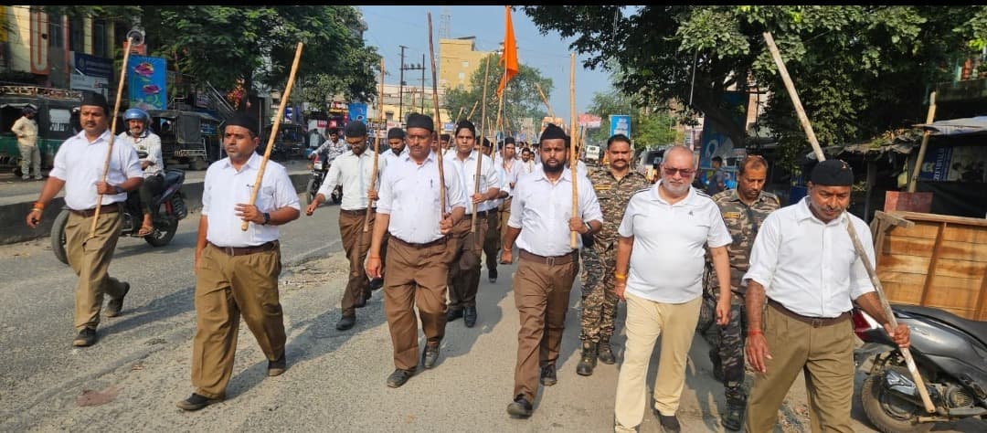 आरएसएस के स्थापना दिवस पर स्वयंसेवकों द्वारा पथ संचलन का आयोजन