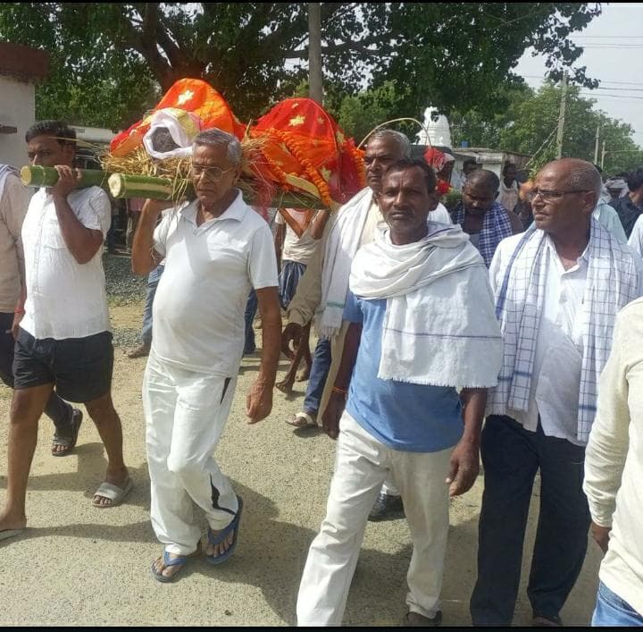 बैजू यादव की अंतिम यात्रा में शामिल हुए पूर्व विधायक उमाशंकर अकेला, नम आंखों से दी श्रद्धांजलि